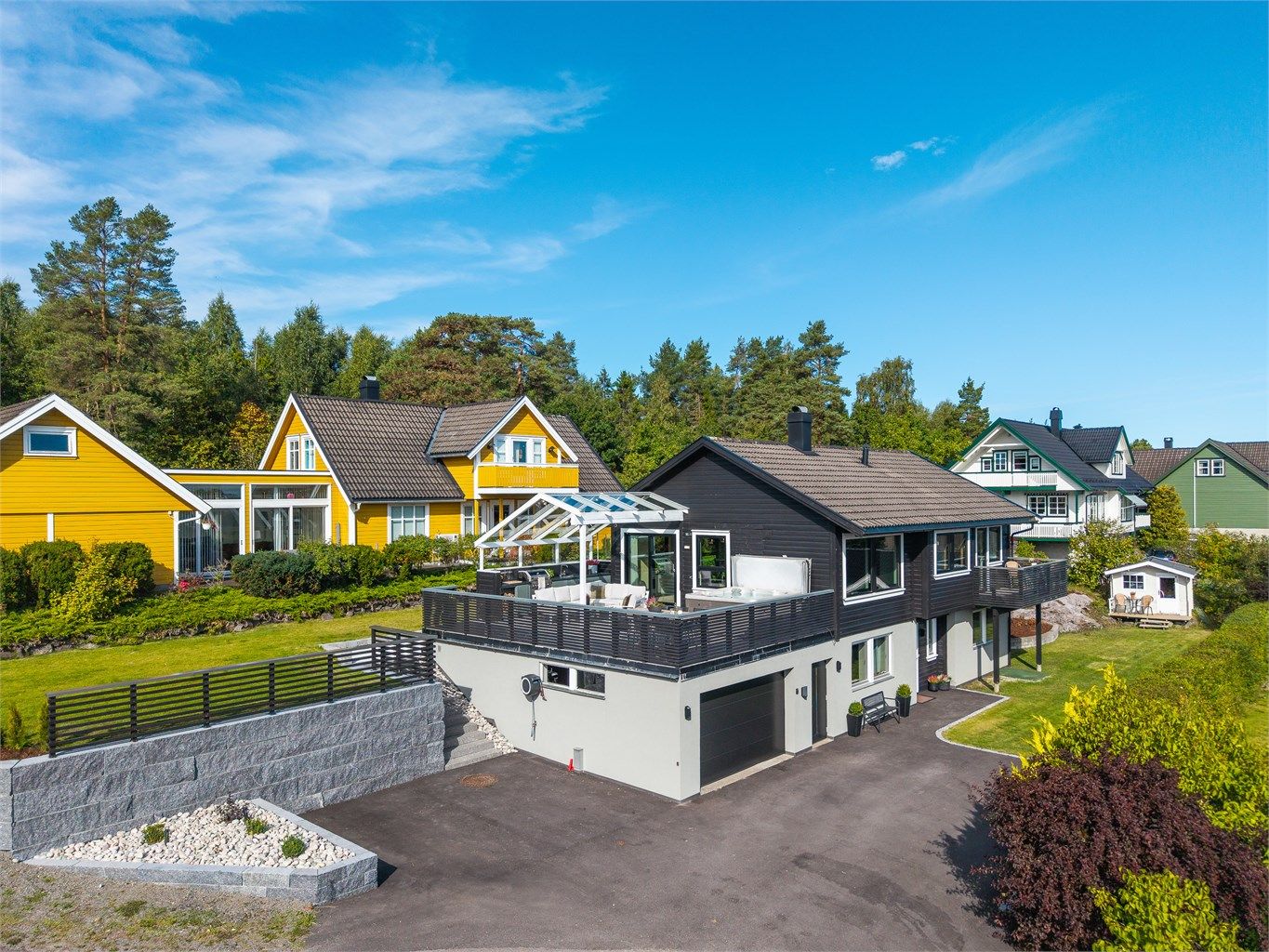 Tomten er eiet og har et areal på ca. 907 kvm. Eiendommen ligger på en pent opparbeidet og velstelt tomt med en fin kombinasjon av hagearealer, terrasser og praktiske uteområder. 
