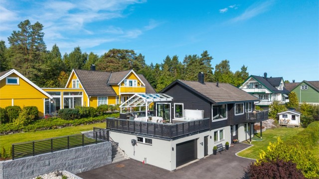 Tomten er eiet og har et areal på ca. 907 kvm. Eiendommen ligger på en pent opparbeidet og velstelt tomt med en fin kombinasjon av hagearealer, terrasser og praktiske uteområder.