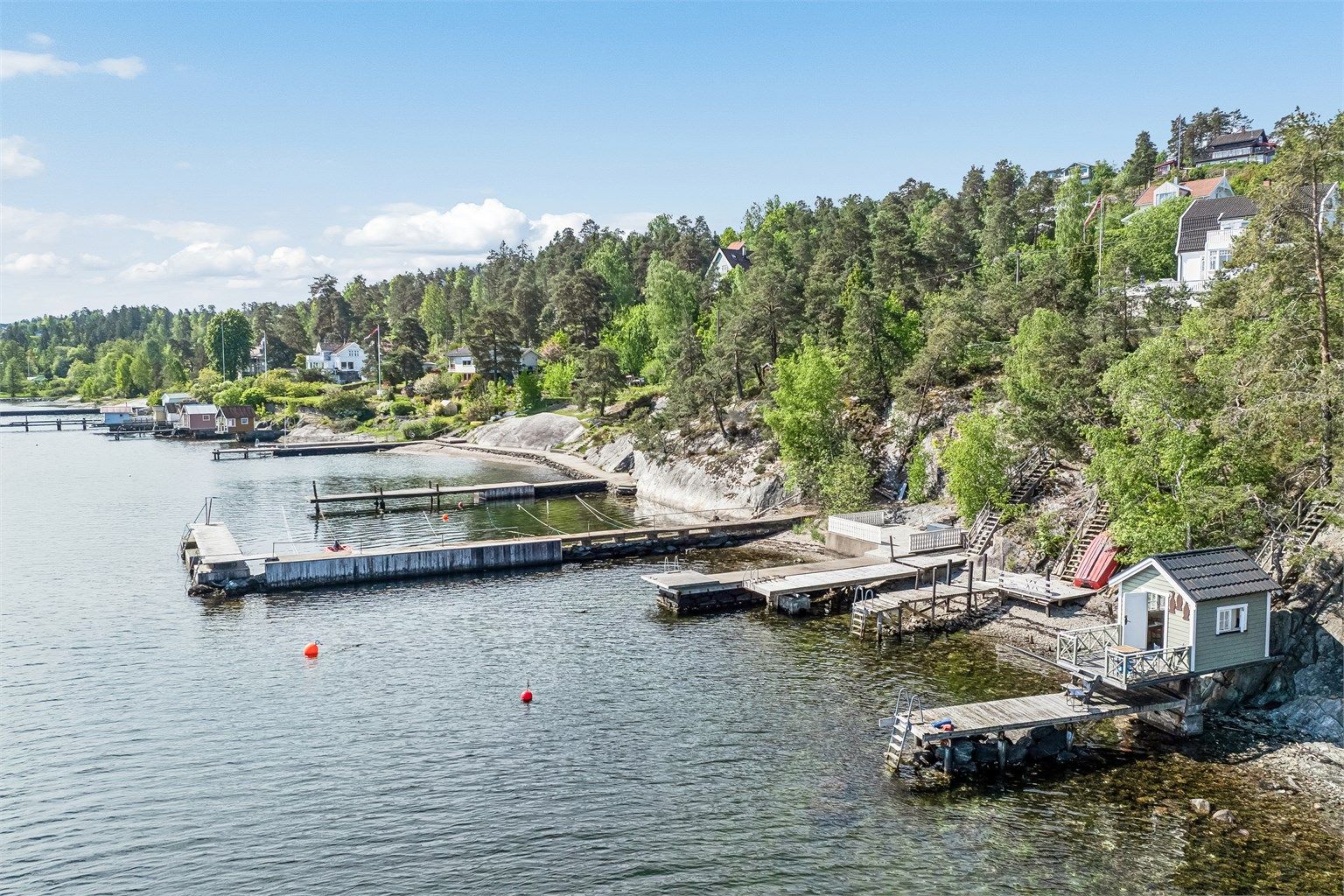 Badehuset har naturlig strand- og svabergspreg rundt seg.