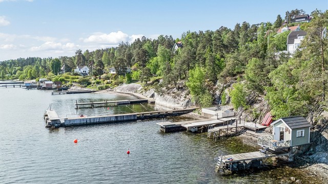 Badehuset har naturlig strand- og svabergspreg rundt seg.