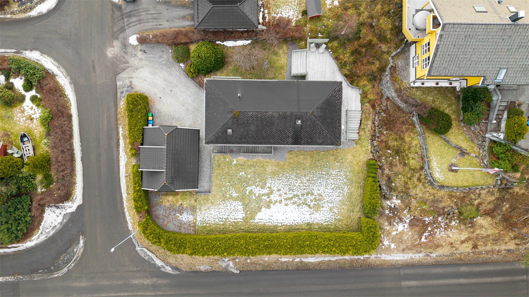 Dronebilde av tomten tatt fra fugleperspektiv