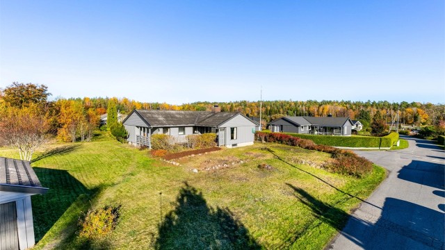 Stjerneveien 5 presenteres av Krogsveen.
Boligen er innholdsrik med 150 kvm. BRA i første etasje og ytterligere 140 kvm. BRA i kjelleren som er delvis innredet.