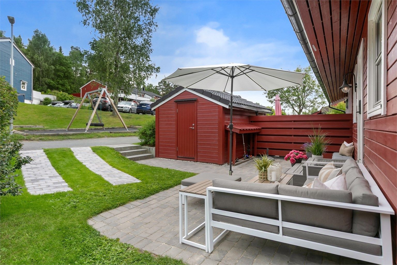 Ved inngangspartiet har du også en flott uteplass, samt en praktisk utvendig bod. Foto: Zovenfra