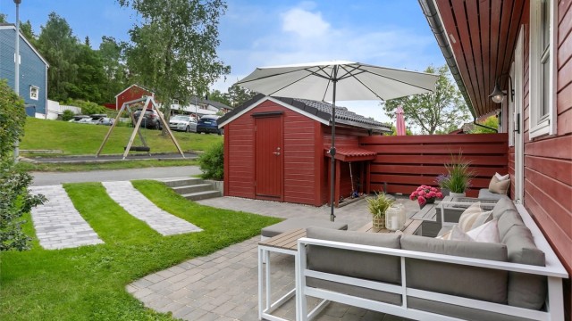 Ved inngangspartiet har du også en flott uteplass, samt en praktisk utvendig bod. Foto: Zovenfra
