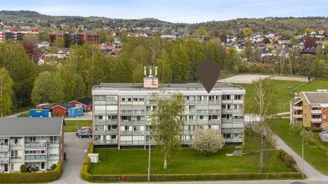 Lettstelt leilighet med en ettertraktet beliggenhet midt i hjertet av Bugården. Veletablert og populært boligområde som appellerer til kjøpere i alle aldre. Her bor du i et rolig og trygt nabolag, samtidig som du har kort vei til det aller meste.