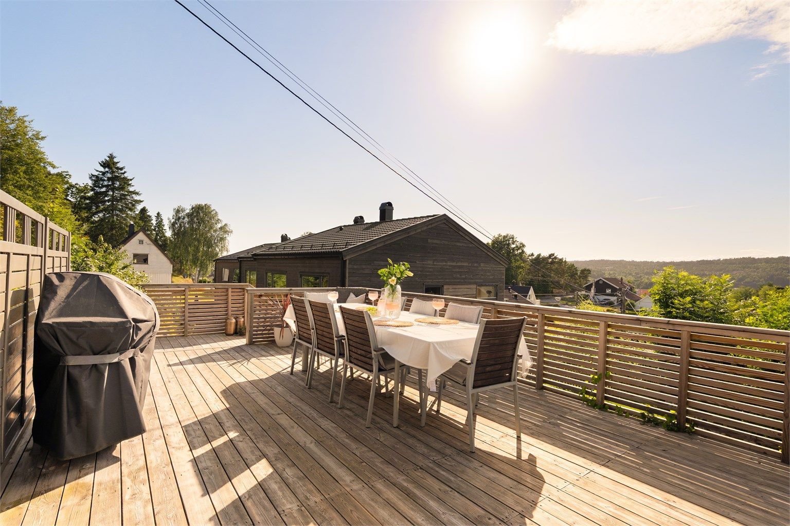 Sommerstid er terrassen solfylt fra morgen til kveld.