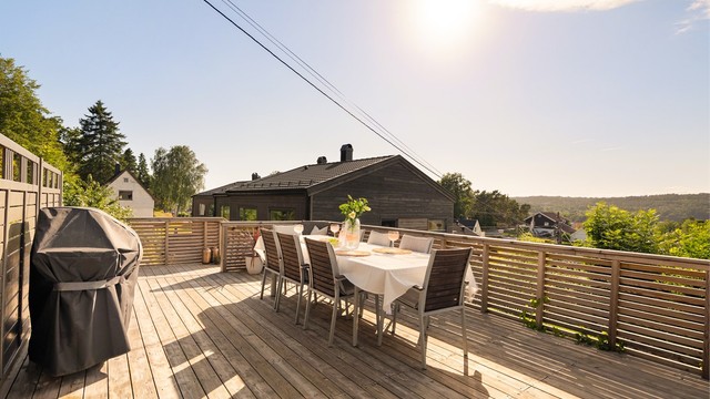 Sommerstid er terrassen solfylt fra morgen til kveld.