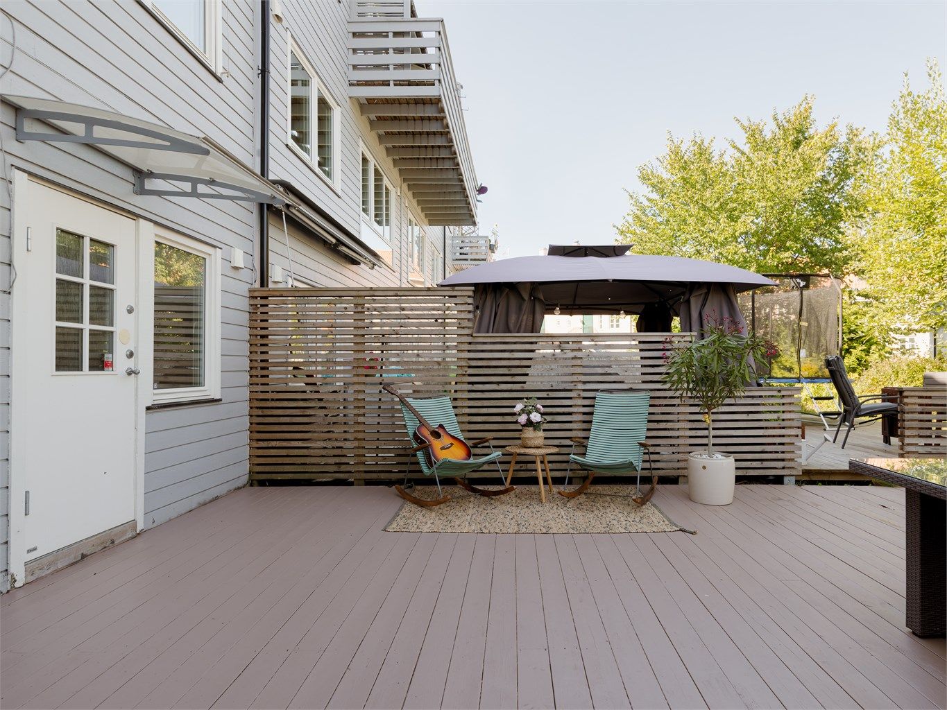 Med så god plass kan du til og med sette opp trampoline om ønskelig, her er mulighetene mange!