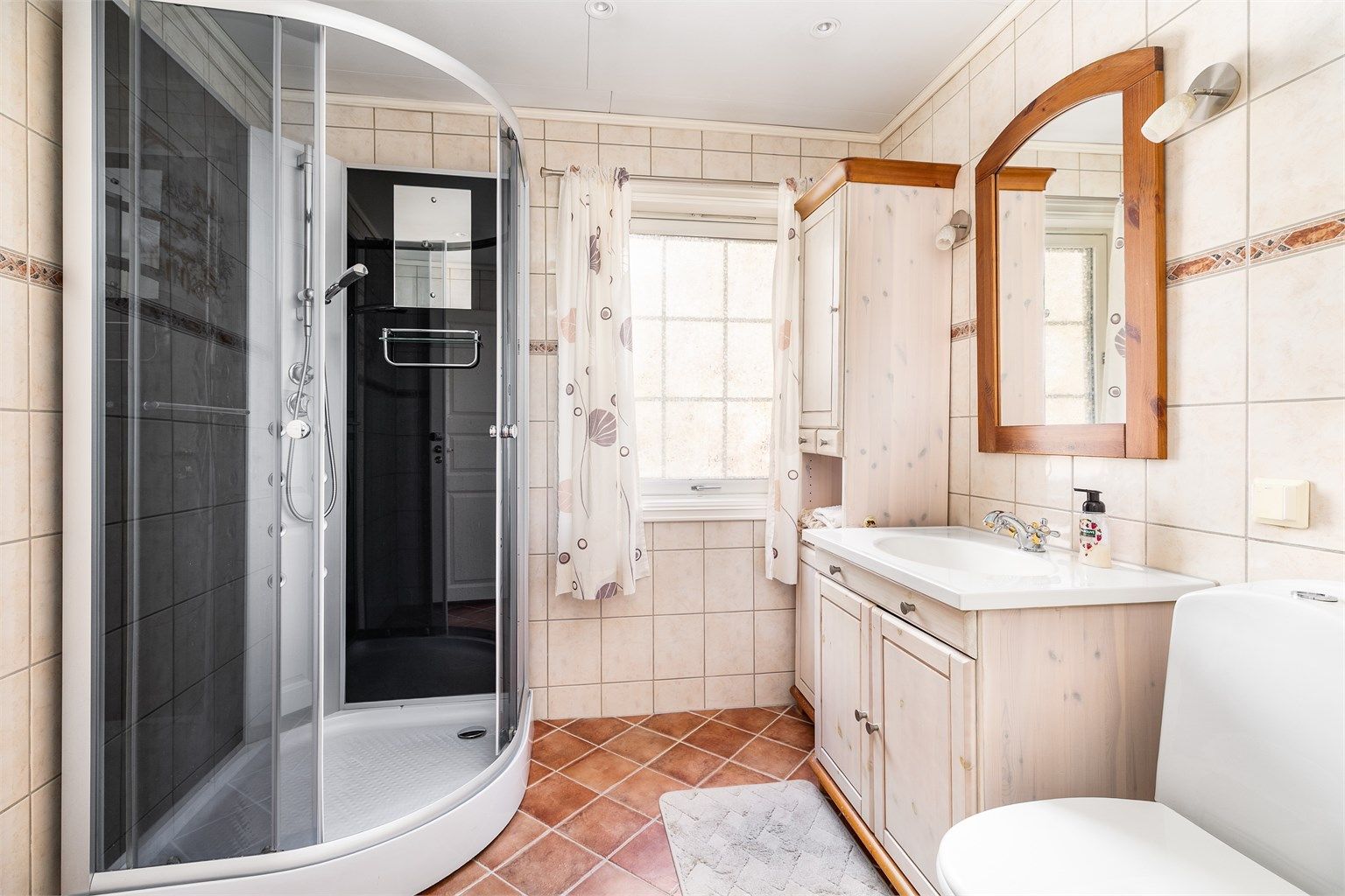 Badet i første etasje ble pusset opp i 2002. Dusjkabinettet ble montert rundt 2010. Gulv og vegger er utført med fliser.