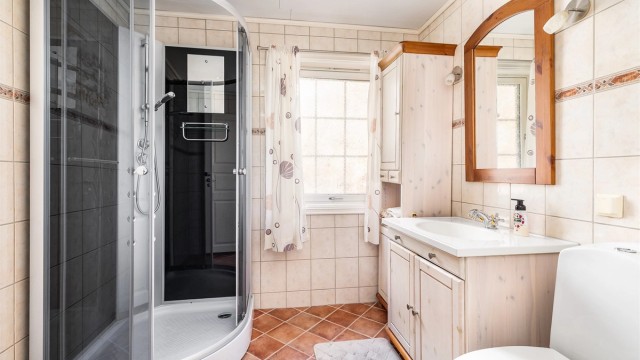 Badet i første etasje ble pusset opp i 2002. Dusjkabinettet ble montert rundt 2010. Gulv og vegger er utført med fliser.