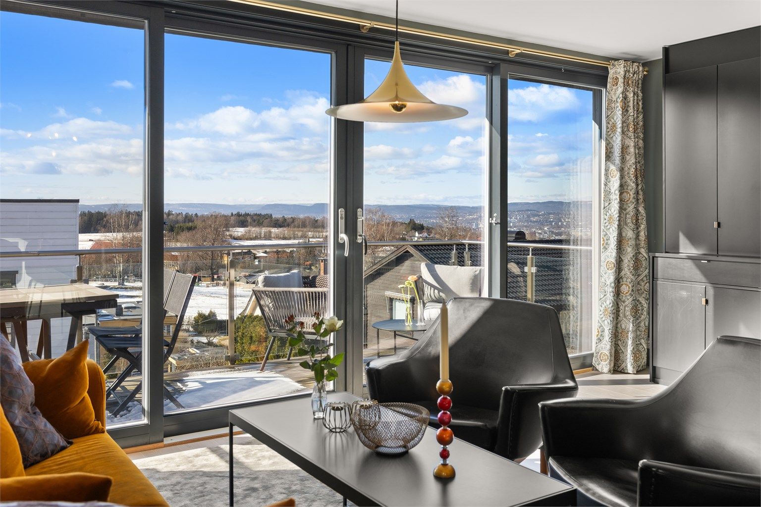 Utgang til vestvendt balkong på 9 kvm fra stuen i 2 etasje med fantastisk utsikt