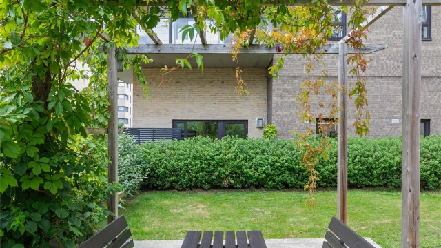 Den private uteplassen ligger fint til mot den rolige bakgården og blir en naturlig del av det grønne bomiljøet.