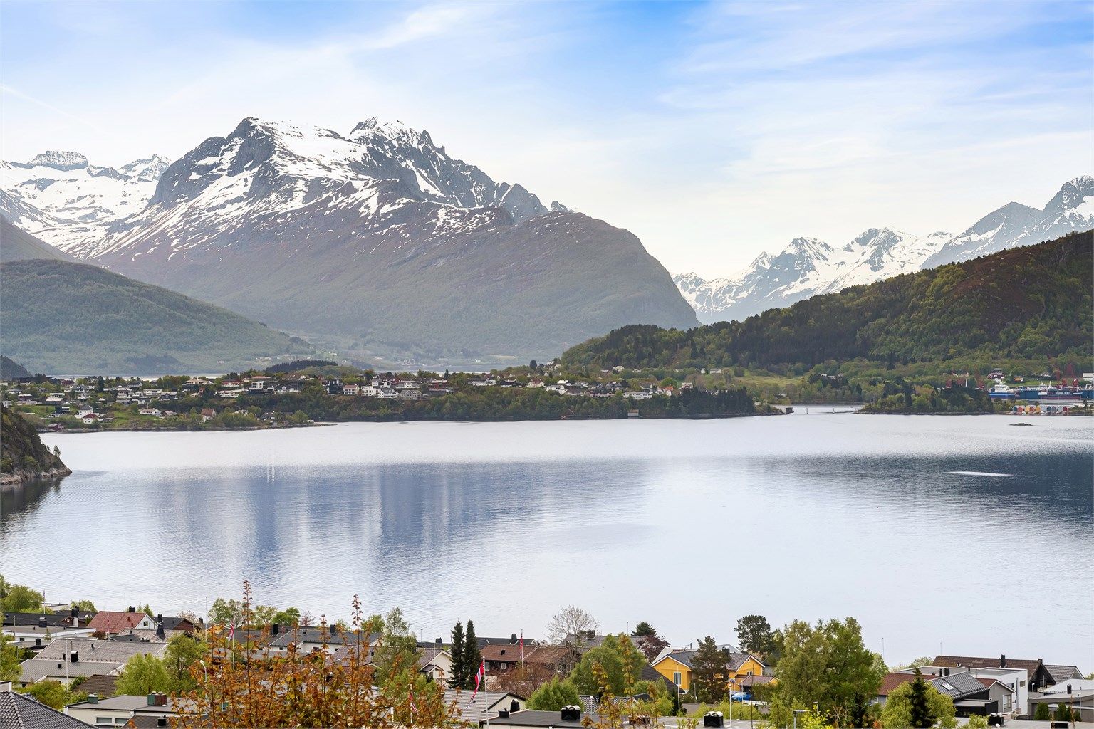 Krogsveen Sunnmøre v/Eiendomsmegler Elisabeth Skjold har gleden av å presentere en nyere flott eierleilighet med fantastisk utsikt mot fjord og fjell 