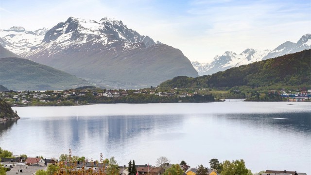 Krogsveen Sunnmøre v/Eiendomsmegler Elisabeth Skjold har gleden av å presentere en nyere flott eierleilighet med fantastisk utsikt mot fjord og fjell