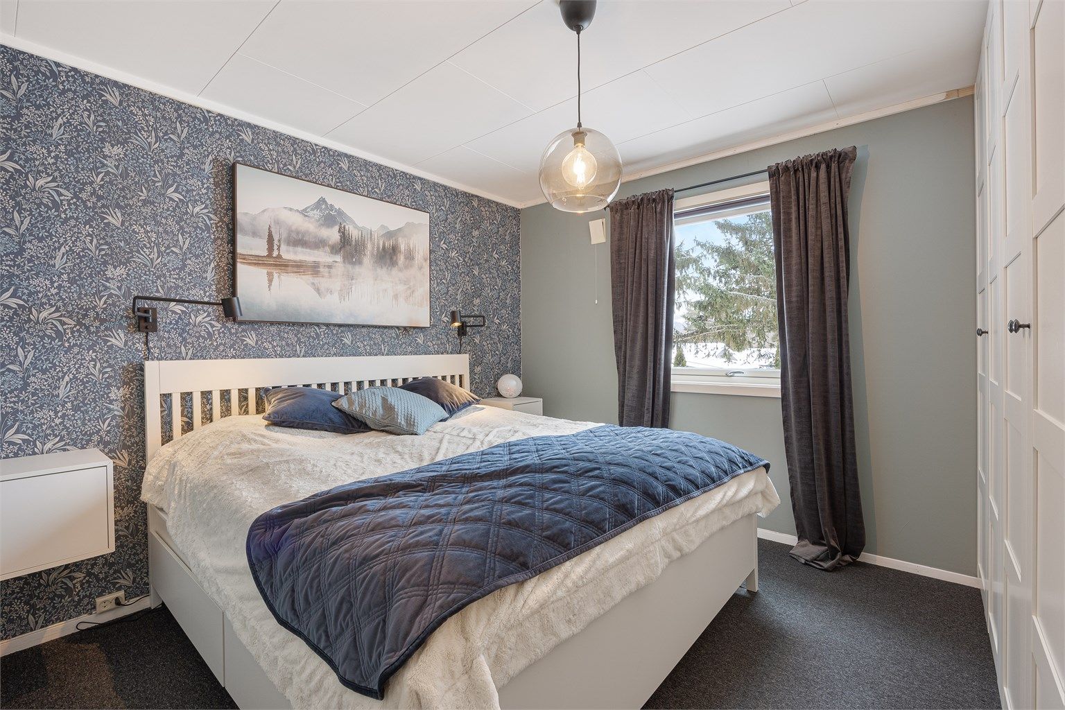 Hovedsoverommet er romslig og har, som de andre soverommene, overflater som ble fornyet i 2018.