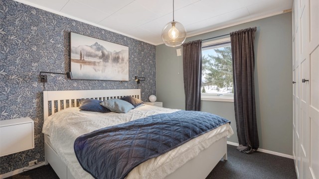 Hovedsoverommet er romslig og har, som de andre soverommene, overflater som ble fornyet i 2018.