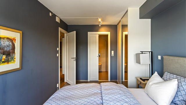 Rommet har en privat og rolig plassering i leiligheten.