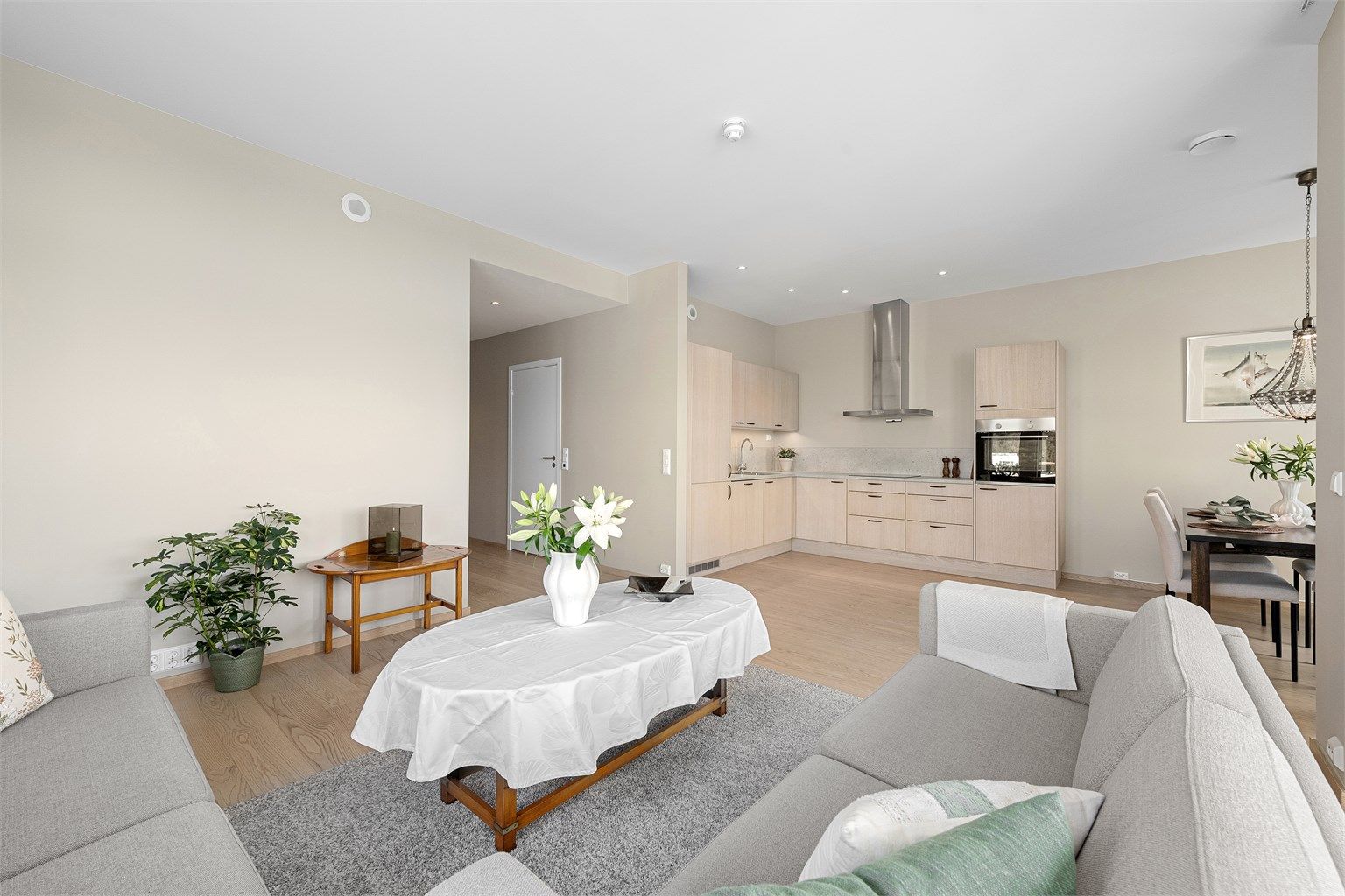 Leilighetens hovedrom på 34 m² gir god plass til både sofagruppe og spisebord