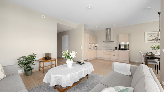 Leilighetens hovedrom på 34 m² gir god plass til både sofagruppe og spisebord