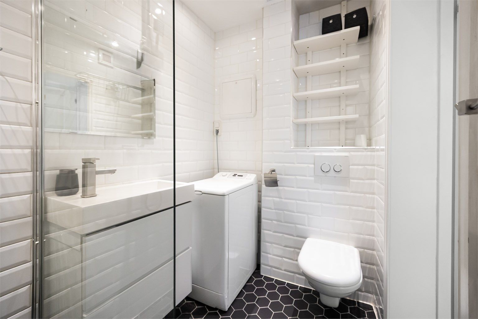 Lyst, flislagt bad med varmekabler i gulv for en behagelig start på dagen.