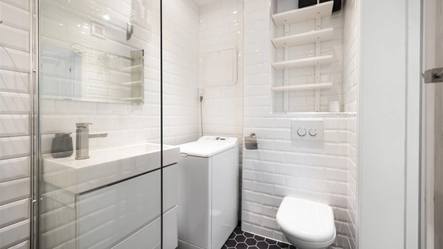 Lyst, flislagt bad med varmekabler i gulv for en behagelig start på dagen.