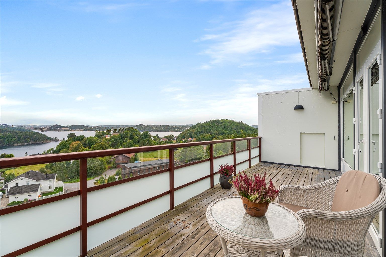 Romslig og usjenert veranda med luftig og flott utsikt fra 7.Etg. Her kan du nyte nydelig kveldssol 