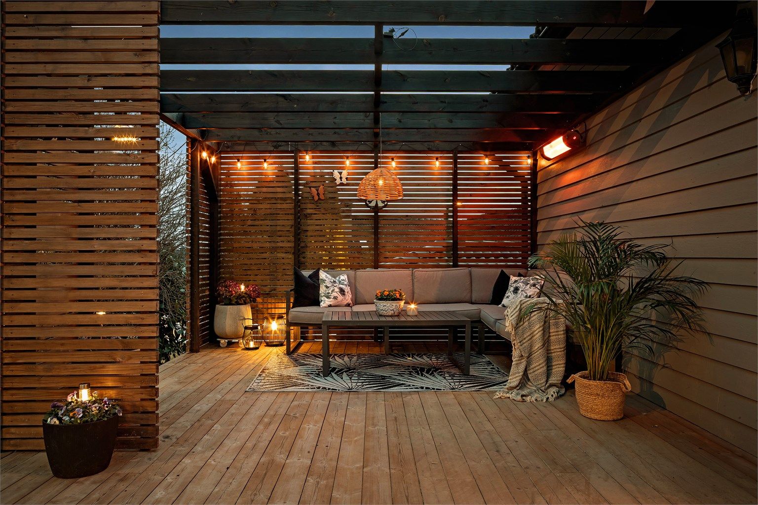 Den overbygde pergolaen med levegger forlenger utendørssesongen og skaper en lun uteplass.