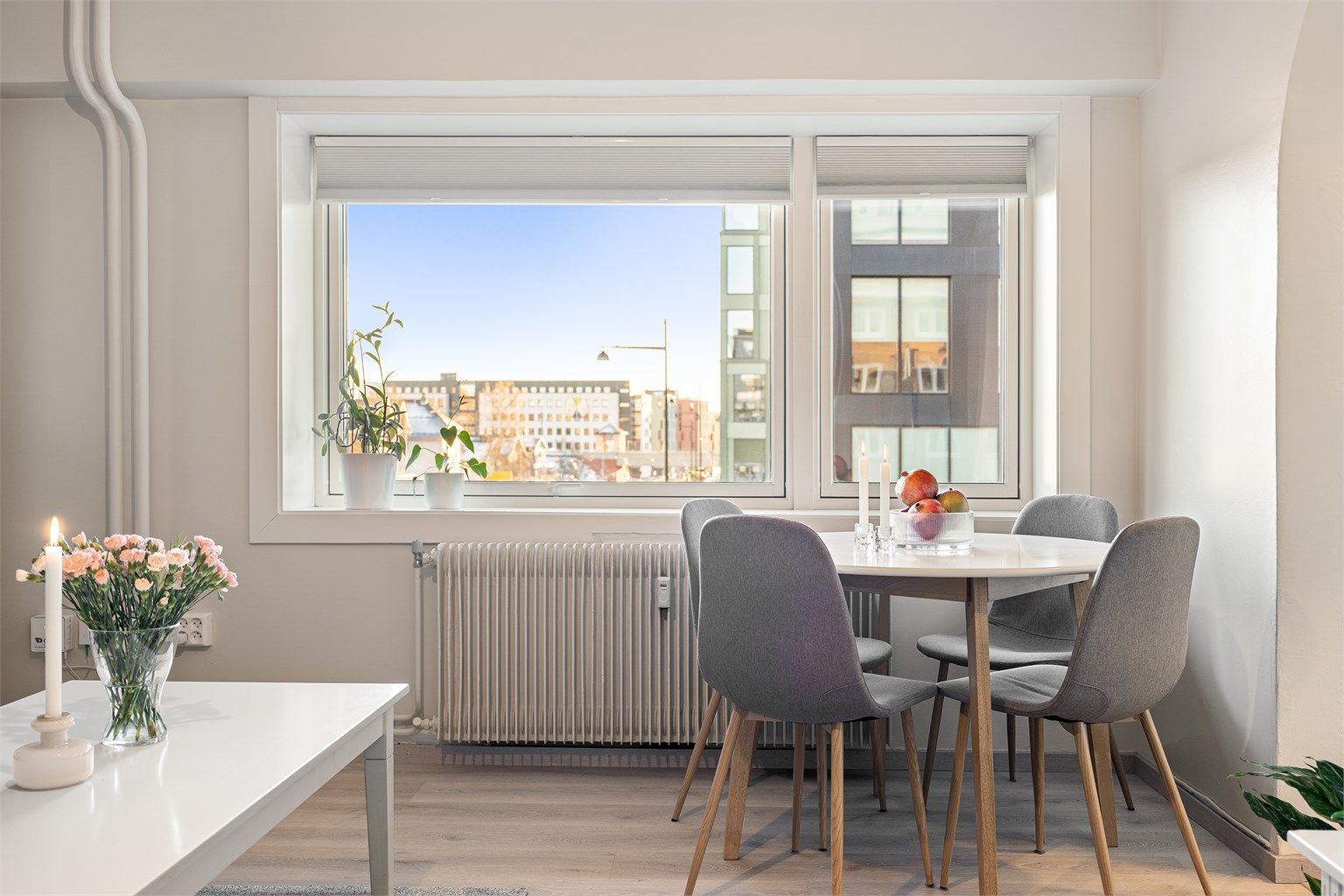 Lys og luftig stue med god plass til både sofa- og spisegruppe. Utstrakte vindusflater sikrer rikelig med naturlig dagslys og gir rommet en luftig atmosfære.