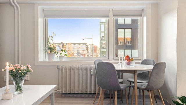 Lys og luftig stue med god plass til både sofa- og spisegruppe. Utstrakte vindusflater sikrer rikelig med naturlig dagslys og gir rommet en luftig atmosfære.