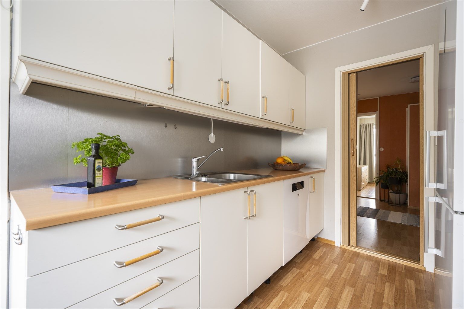 Det er rikelig med oppbevaringsplass i både skuffer og skap