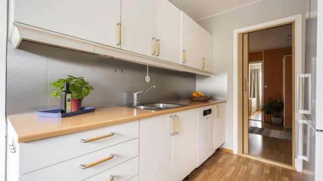 Det er rikelig med oppbevaringsplass i både skuffer og skap