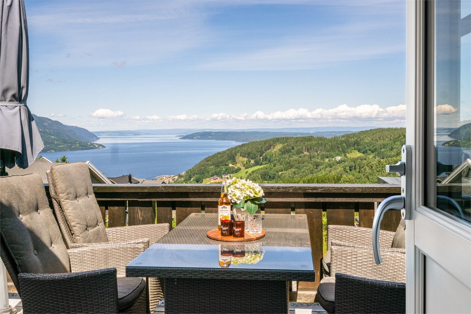 Eiendommen ligger høyt og fritt med en tomt på nærmere 2 mål og panoramautsikt over Mjøsa. (Foto: Skildre v/Bjørnar Fjeldberg)
