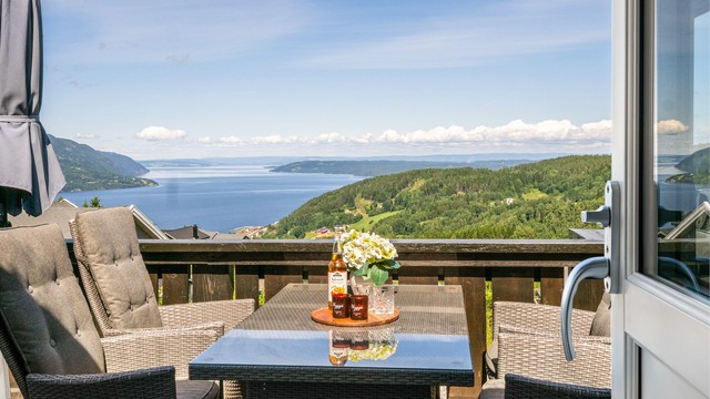 Eiendommen ligger høyt og fritt med en tomt på nærmere 2 mål og panoramautsikt over Mjøsa. (Foto: Skildre v/Bjørnar Fjeldberg)