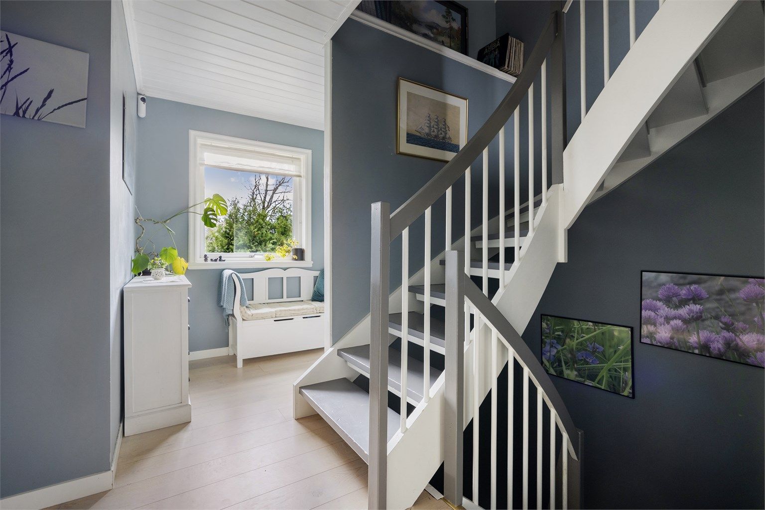 Boligen går over tre etasjer og har egen utleiedel