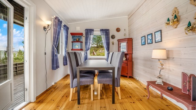 Fra spisestuen er det direkte utgang til den store terrassen på 70 m².