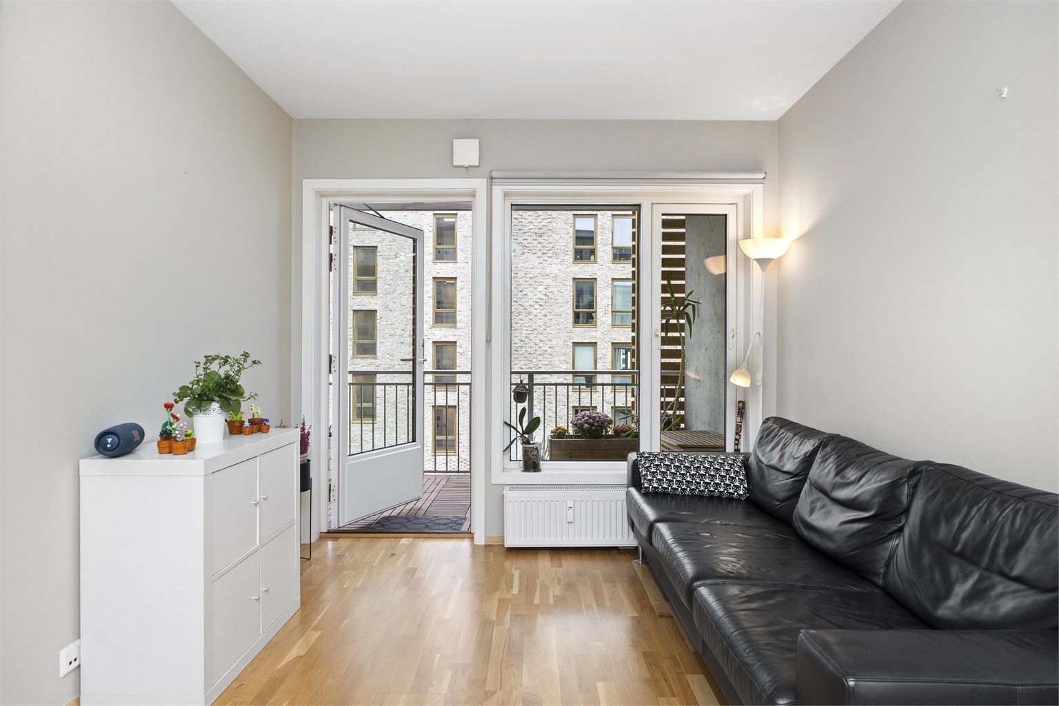 Det er rikelig med lysinnslipp fra store vindusflater som skaper en åpen og luftig romfølelse. Herfra er det utgang til boligens balkong.