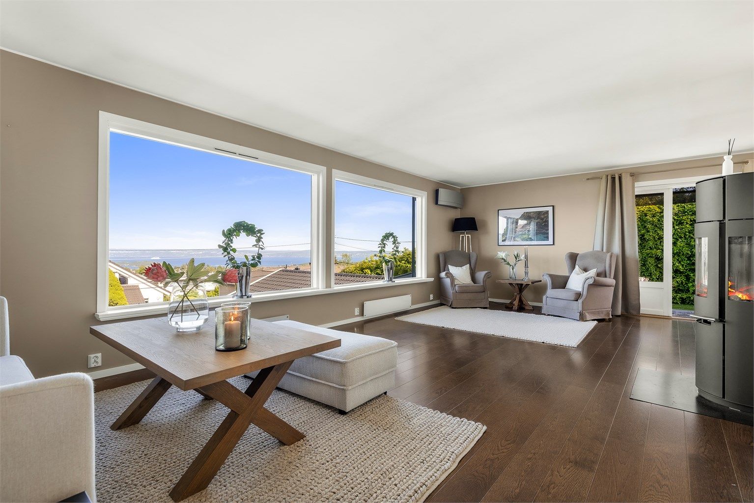 Lys og åpen stue med fantastisk utsikt!