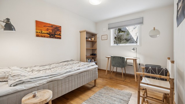Soverom 2 har en god størrelse og fremstår som et lyst og trivelig rom.