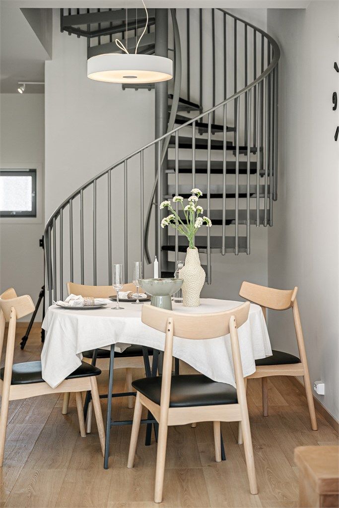 Spiraltrappen er et funksjonelt og stilrent element som binder de to etasjene sammen.