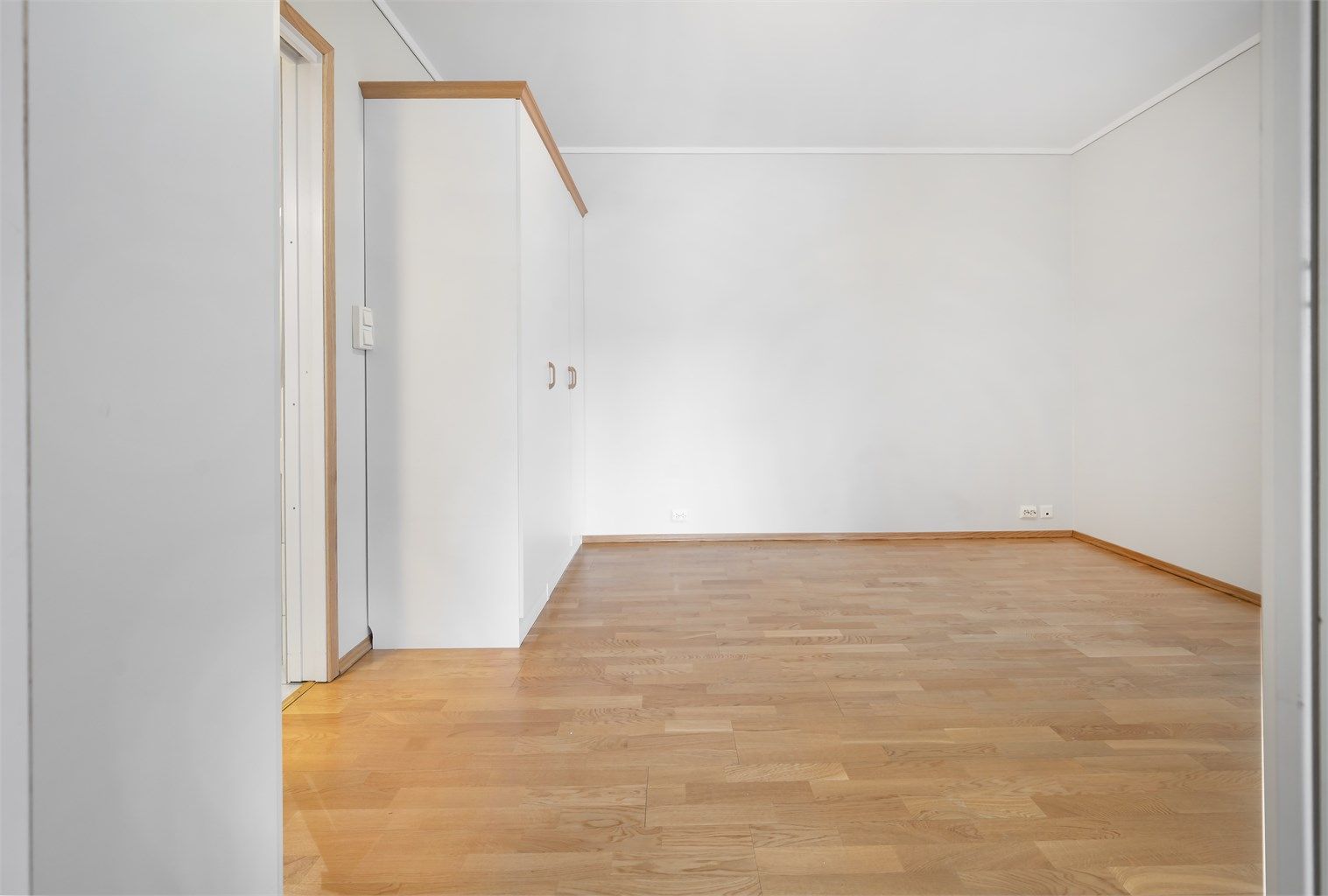 Soverommet er av god størrelse med plass til både seng og garderobeløsning 