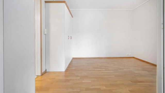 Soverommet er av god størrelse med plass til både seng og garderobeløsning