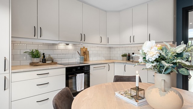 Integrert Elekctrolux stekeovn (ny i 2026), Bosch induksjonstopp, oppvaskmaskin og kjøleskap med fryser. Ventilator i overskap med komfyrvakt.