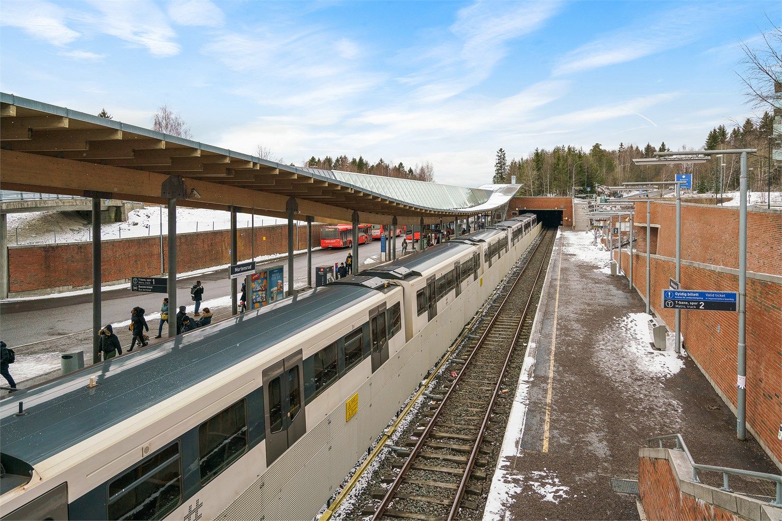 Effektiv kollektivtransport med T-bane fra Mortensrud og buss fra Maikollen, kun tre minutter unna.