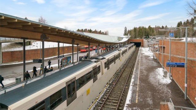 Effektiv kollektivtransport med T-bane fra Mortensrud og buss fra Maikollen, kun tre minutter unna.