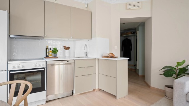 Kjøkkenet fra Ikea er både stilrent og praktisk, og ligger i åpen løsning mot stuen. Innredningen har nye, glatte fronter fra 2024 og benkeplate i heltre med kontaktplast.