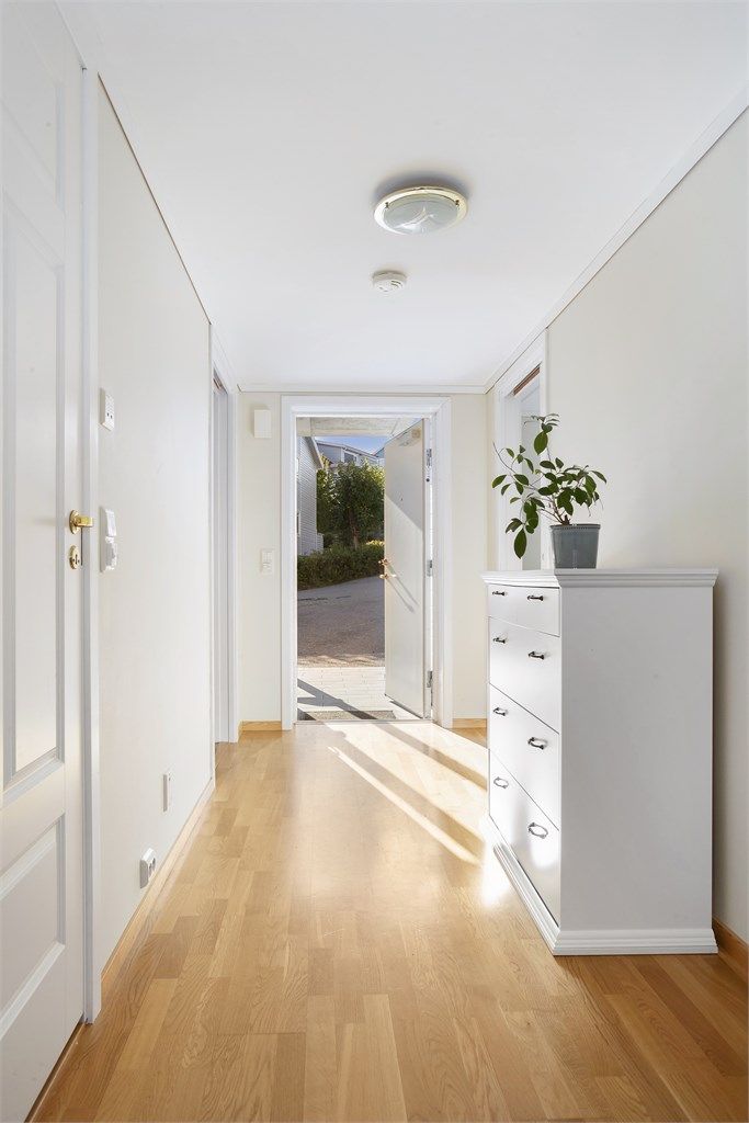 Velkommen inn i en lys og innbydende 3-roms leilighet, i seksmannsbolig