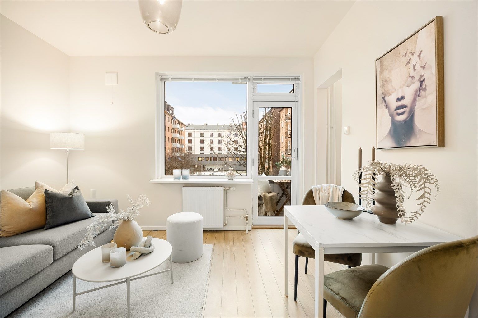 Her bor du sentralt, men vender mot indre gårdsrom med alt av service og rekreasjons tilbud i umiddelbar nærhet. 