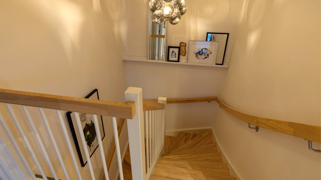 Trappegangen har en eksklusiv takpendel-lampe.