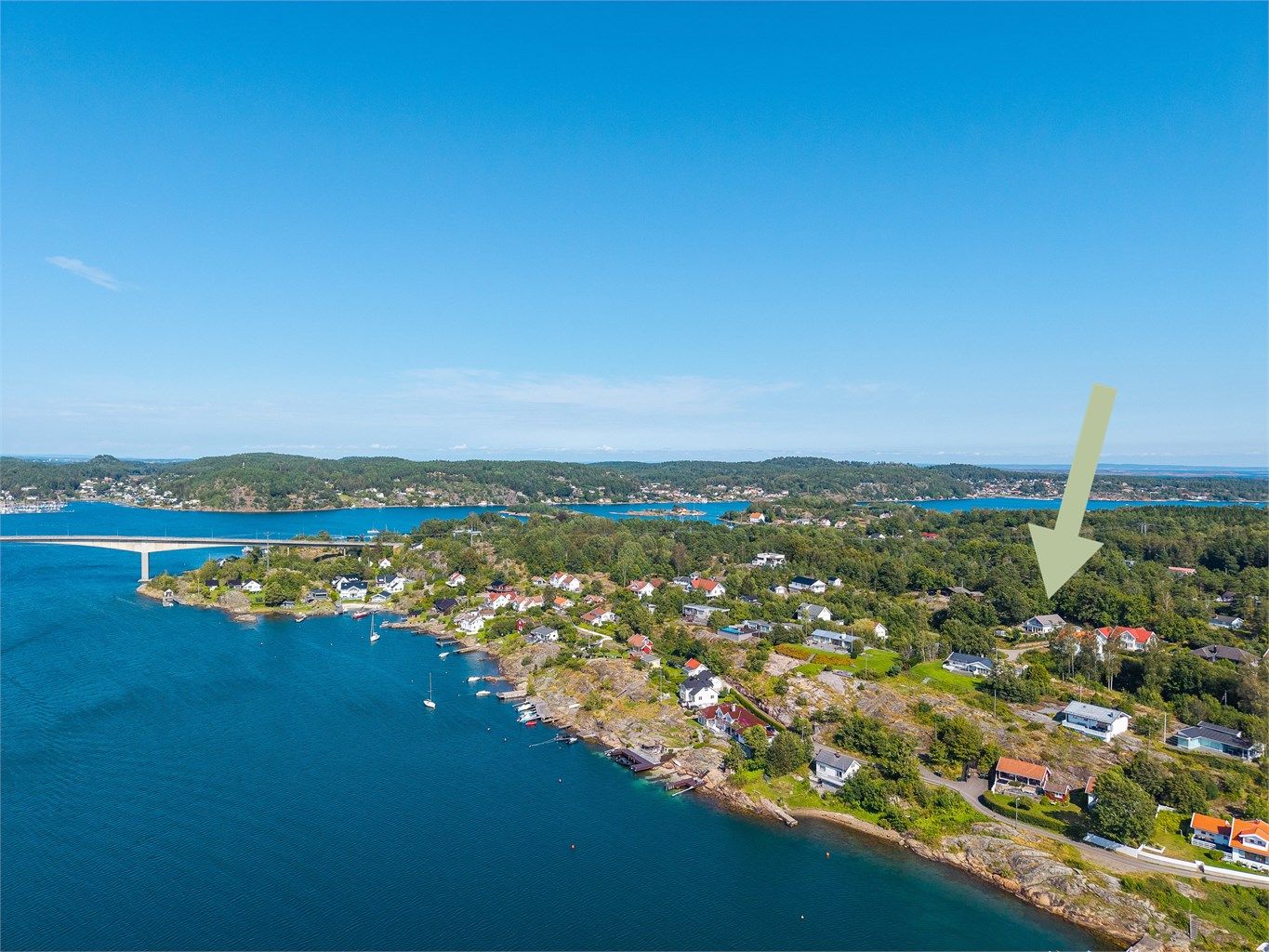 Fra eiendommen er det gangavstand til koselig strand og småbåthavn hvor det kan være mulighet å leie båtplass. 
