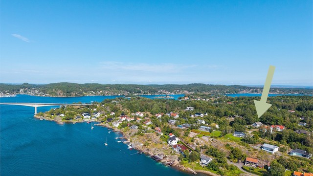 Fra eiendommen er det gangavstand til koselig strand og småbåthavn hvor det kan være mulighet å leie båtplass.